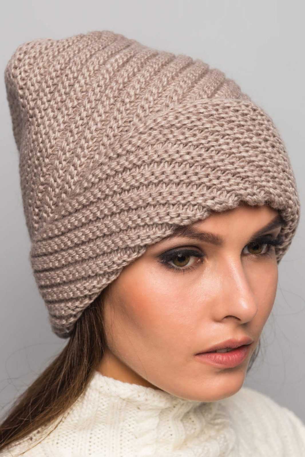 Объемная шапка с одним отворотом цвета крем-брюле | Шапка, Вязаные шапки, Вязание